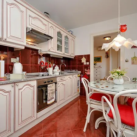 Iskra Hotel 3*
